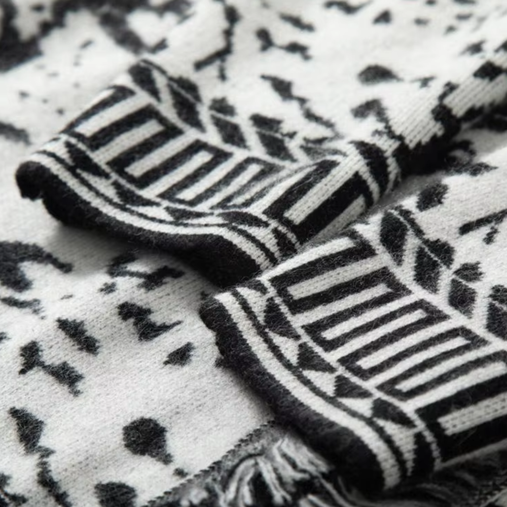 Zwart-witte gebreide sjaal met geometrisch patroon en franjes, warme winteraccessoire, modieuze uniseks sjaal, Scandinavisch design.