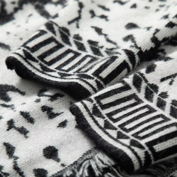 Zwart-witte gebreide sjaal met geometrisch patroon en franjes, warme winteraccessoire, modieuze uniseks sjaal, Scandinavisch design.