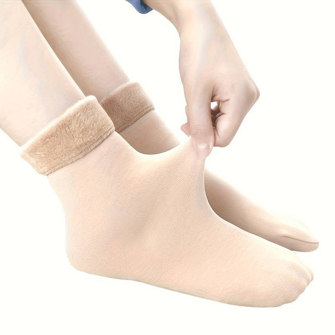 Beige thermosokken met fleecevoering, comfortabel en warm, ideaal voor koude winterdagen. Perfecte keuze voor damesmode en winteraccessoires.
