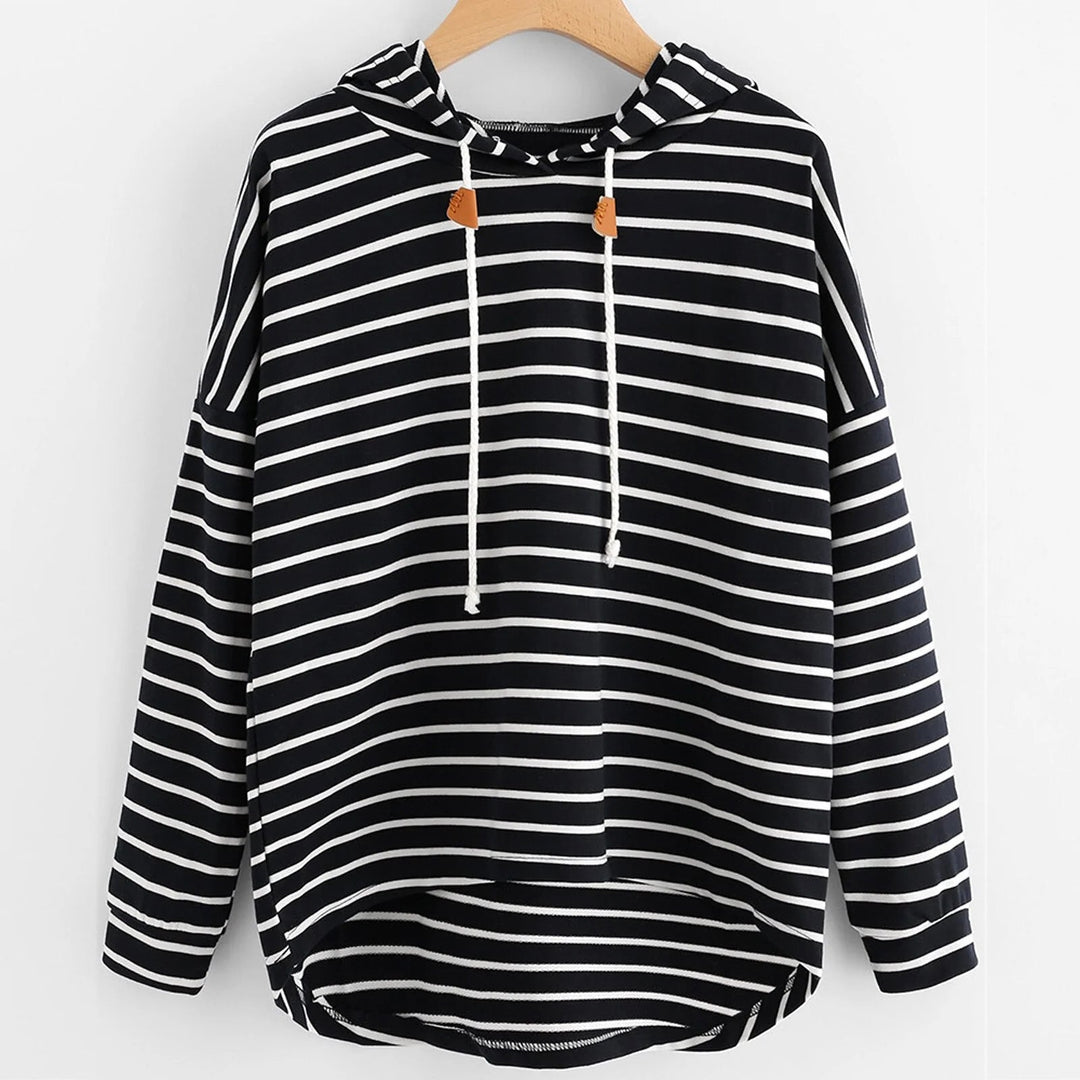Zwart-wit gestreepte hoodie met capuchon en trekkoorden, casual damesmode, comfortabele katoenen trui, trendy herfstkleding.