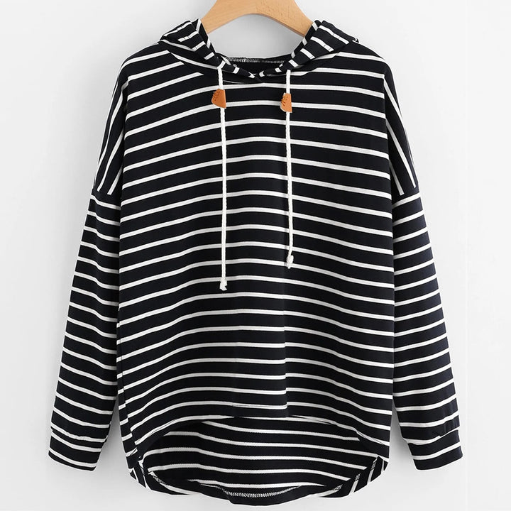Zwart-wit gestreepte hoodie met capuchon en trekkoorden, casual damesmode, comfortabele katoenen trui, trendy herfstkleding.