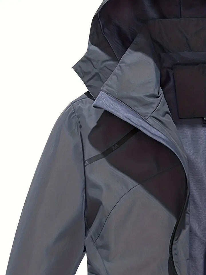 Grijze waterdichte regenjas met capuchon, ademend materiaal, geschikt voor outdoor activiteiten, herenmode, functionele bovenkleding.