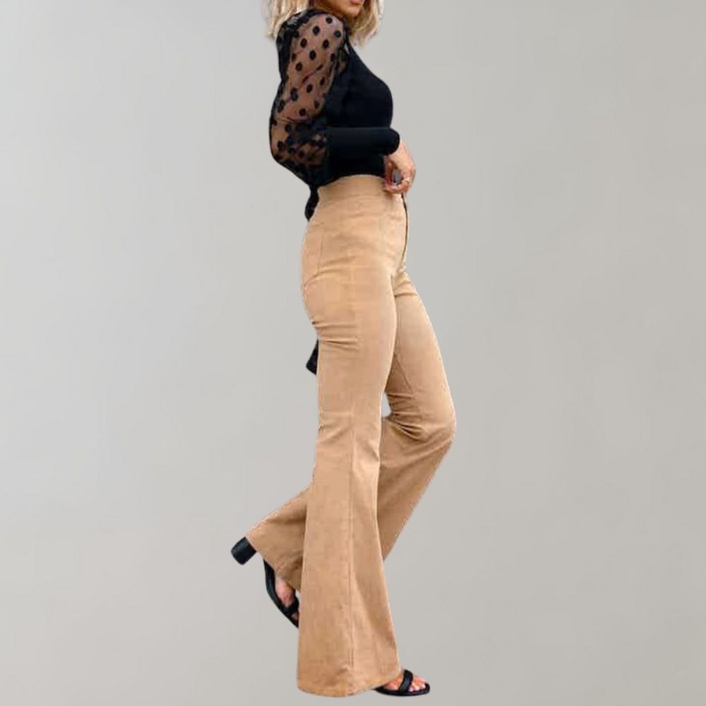 Trendy beige corduroy uitlopende broek voor dames, gecombineerd met zwarte top met doorschijnende mouwen. Modieuze dameskleding, comfortabele pasvorm.