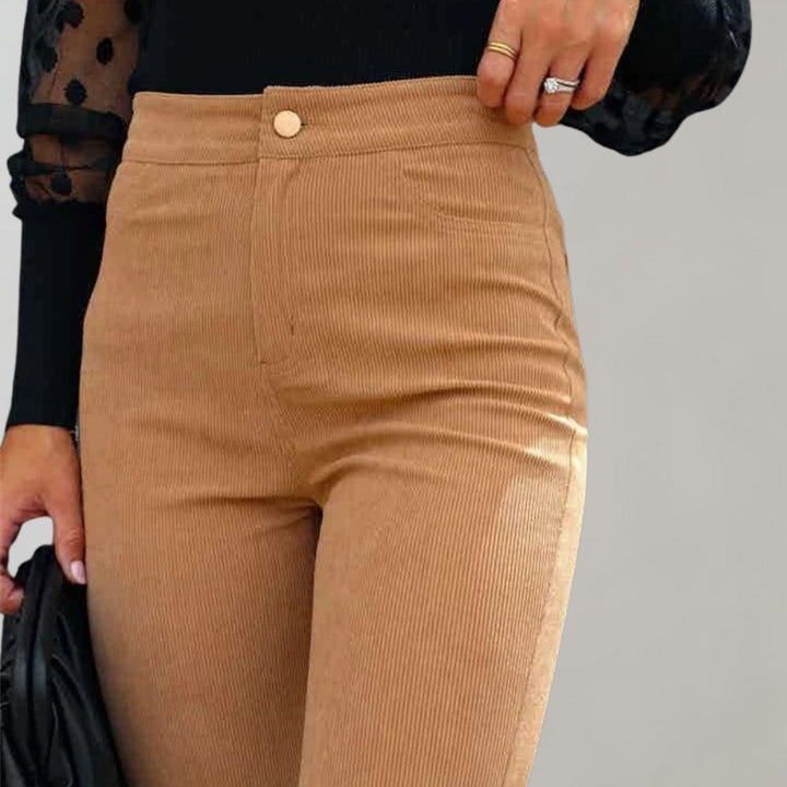 Trendy beige corduroy uitlopende broek voor dames, hoge taille, knoopsluiting, modieuze herfstkleding, comfortabele pasvorm.