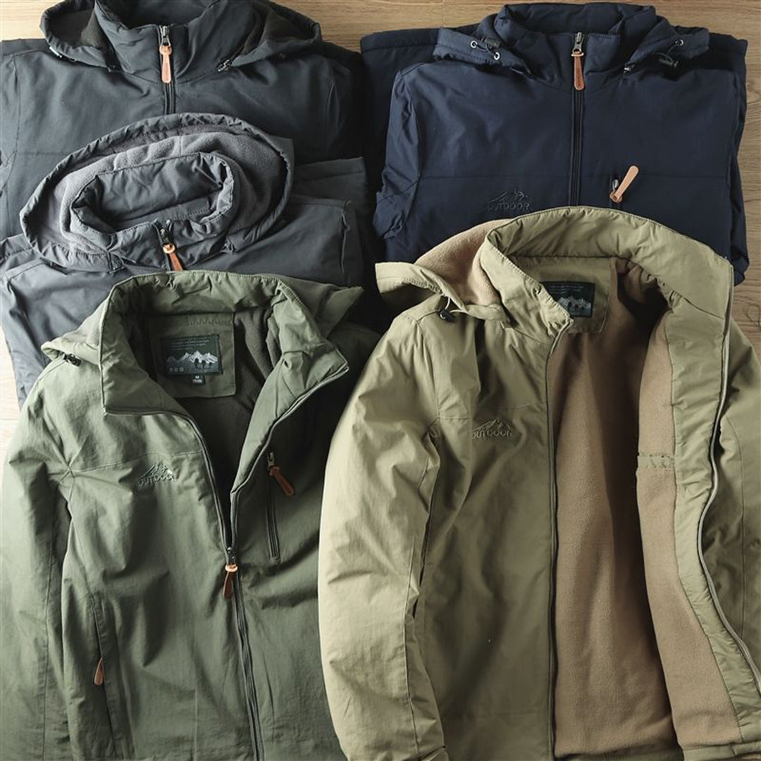 Vijf outdoor jassen in verschillende kleuren: zwart, donkerblauw, olijfgroen, met capuchon en rits, geschikt voor heren, waterdicht en winddicht.