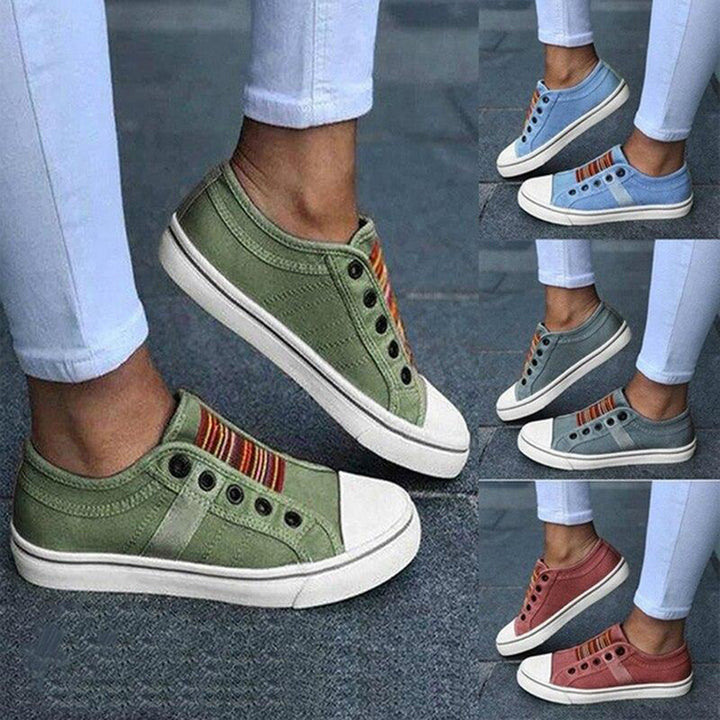 Groene canvas sneakers met elastische veters en witte zolen, naast varianten in blauw en rood. Casual schoenen voor dames, comfortabel en stijlvol.