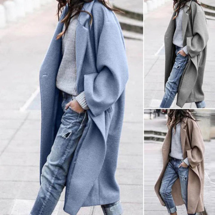 Drie stijlvolle damesjassen in blauw, grijs en beige, perfect voor herfstmode. Trendy oversized pasvorm, ideaal voor casual en chique outfits.