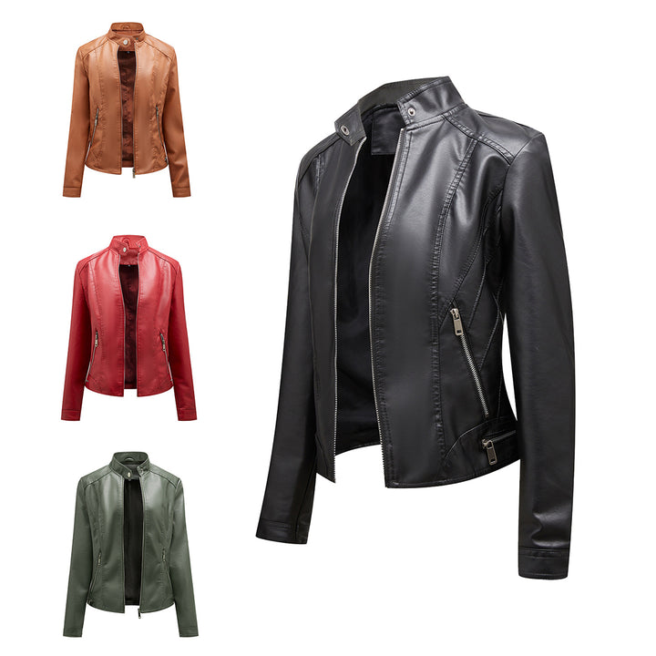 Vier leren jassen in zwart, rood, bruin en groen. Stijlvolle damesmode, bikerjack ontwerp, ritssluiting, perfect voor herfst en winter.
