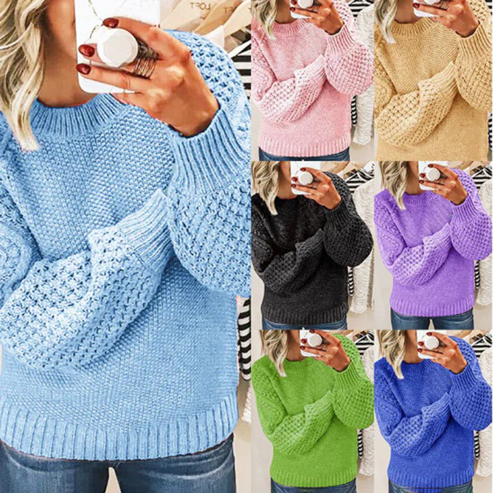 Vrouw in gebreide trui in diverse kleuren: blauw, roze, geel, zwart, paars, groen. Modieuze dameskleding, herfst-winter collectie.