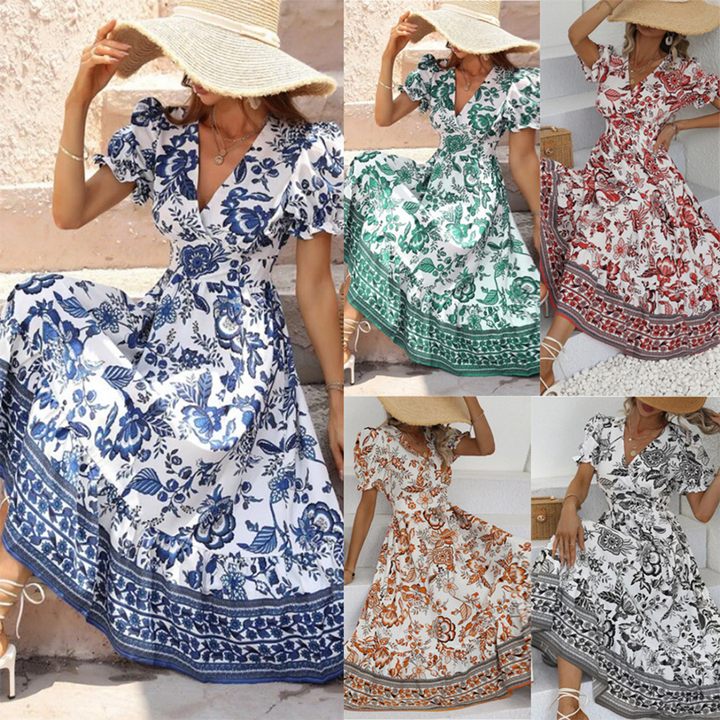 Vrouw in zomerjurk met bloemenprint, verkrijgbaar in blauw, groen, rood, oranje en zwart-wit. Perfect voor casual en strandoutfits.