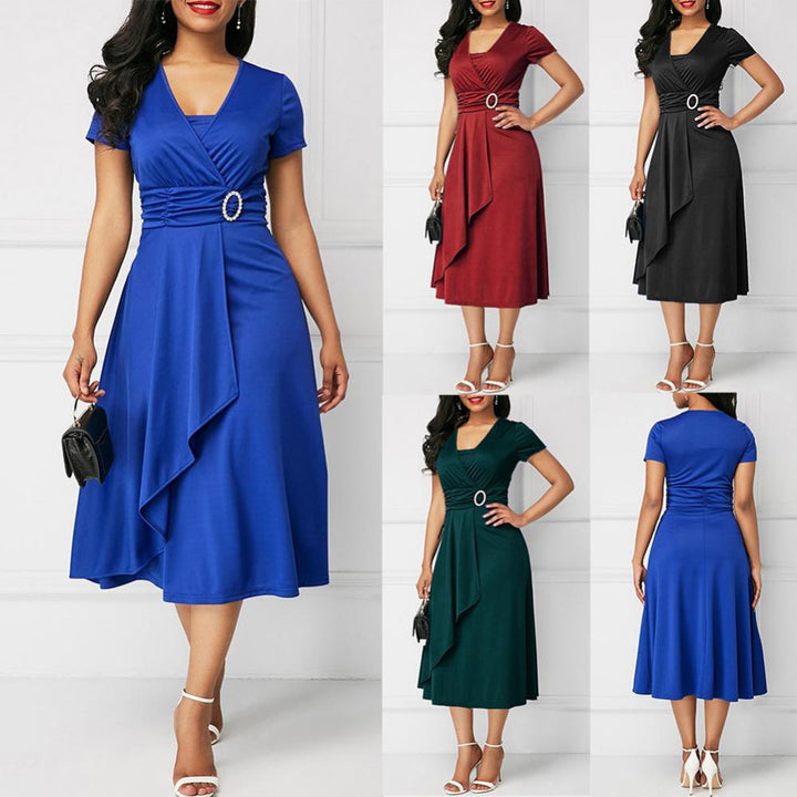 Vrouw in elegante midi-jurk met V-hals en riem, verkrijgbaar in blauw, rood, zwart en groen. Perfect voor avondkleding en formele gelegenheden.