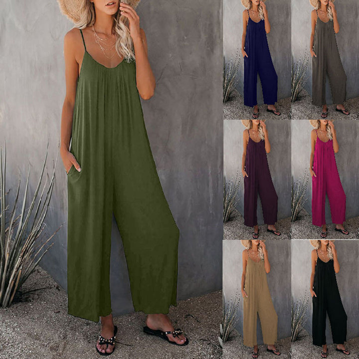 Vrouw in groene jumpsuit met spaghetti bandjes, naast zes andere kleurenopties. Trendy zomeroutfit, casual en comfortabel. Perfect voor warme dagen.