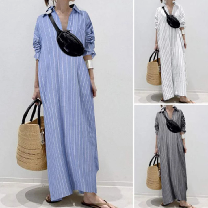 Lange gestreepte damesjurk met V-hals in blauw, wit en grijs. Inclusief zwarte heuptas en rieten tas. Perfect voor casual zomeroutfits.