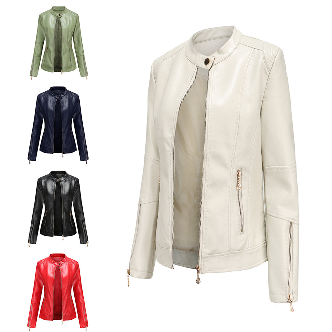 Vijf leren jassen in verschillende kleuren: groen, blauw, zwart, rood en beige. Stijlvolle damesmode, bikerjack, ritssluiting, trendy design.
