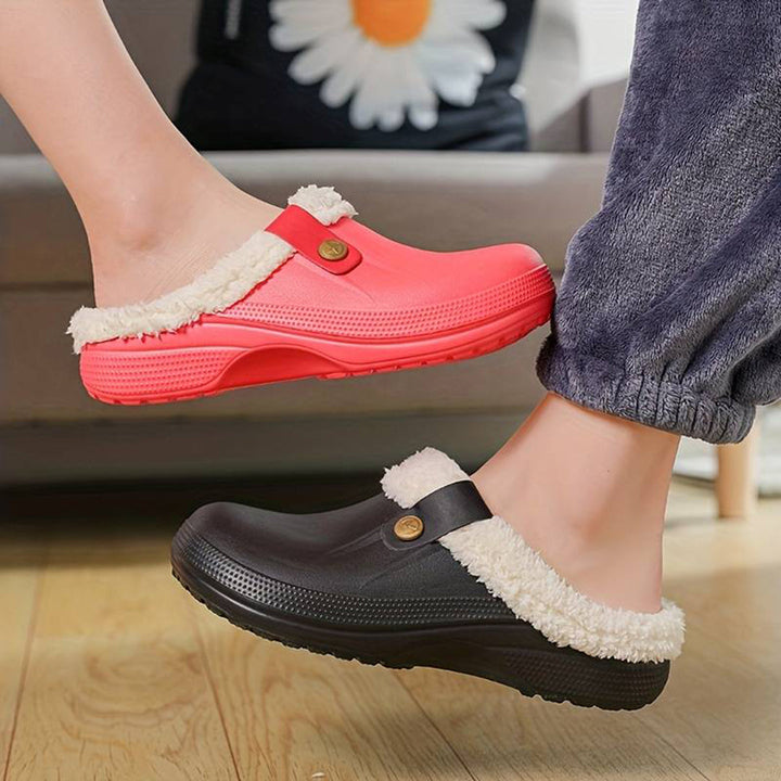 Twee paar warme, gevoerde klompen in roze en zwart, ideaal voor binnen en buiten. Comfortabele winterpantoffels met antislipzool en pluche voering.