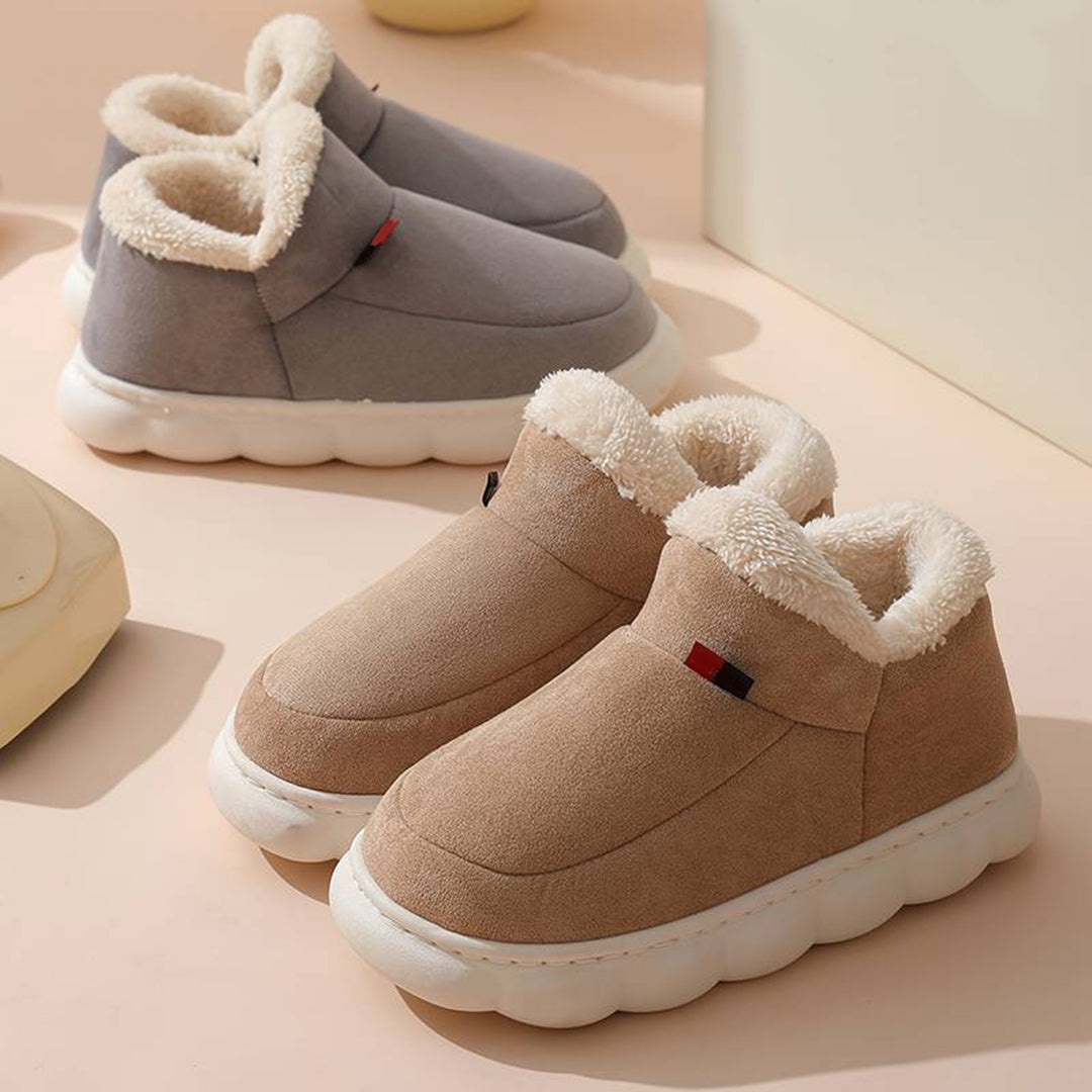 Beige en grijze winter pantoffels met pluche voering en dikke zolen, perfect voor warme voeten. Comfortabele en stijlvolle huisschoenen voor koude dagen.