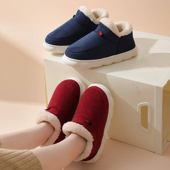 Rode en blauwe winterpantoffels met warme voering, antislipzool en comfortabel ontwerp. Perfect voor koude dagen thuis. Unisex pantoffels.