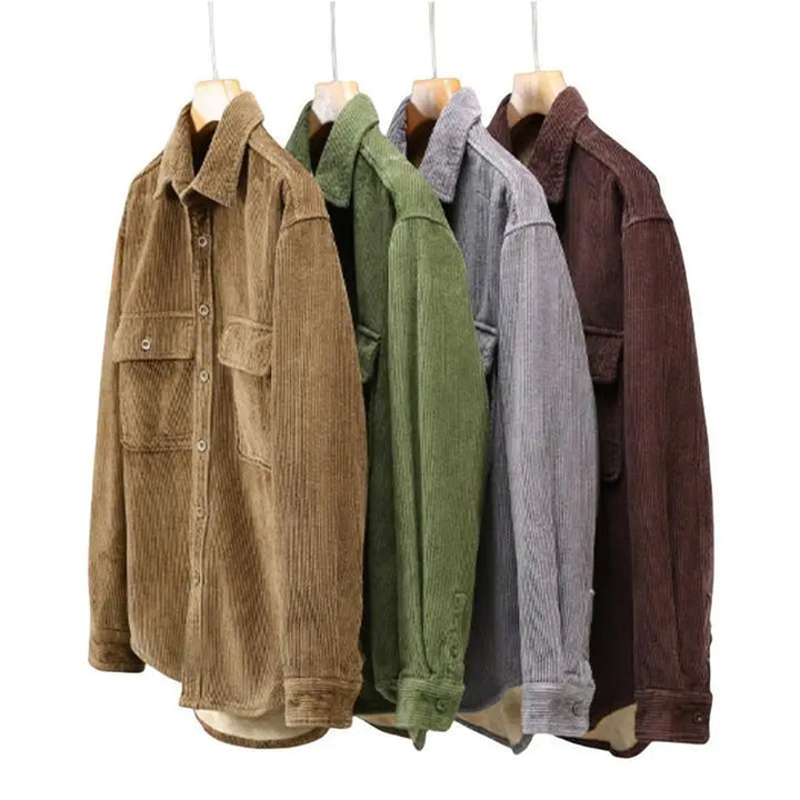 Vier corduroy overhemden in bruin, groen, grijs en donkerbruin op houten hangers. Herfstmode, herenoverhemden, casual stijl.