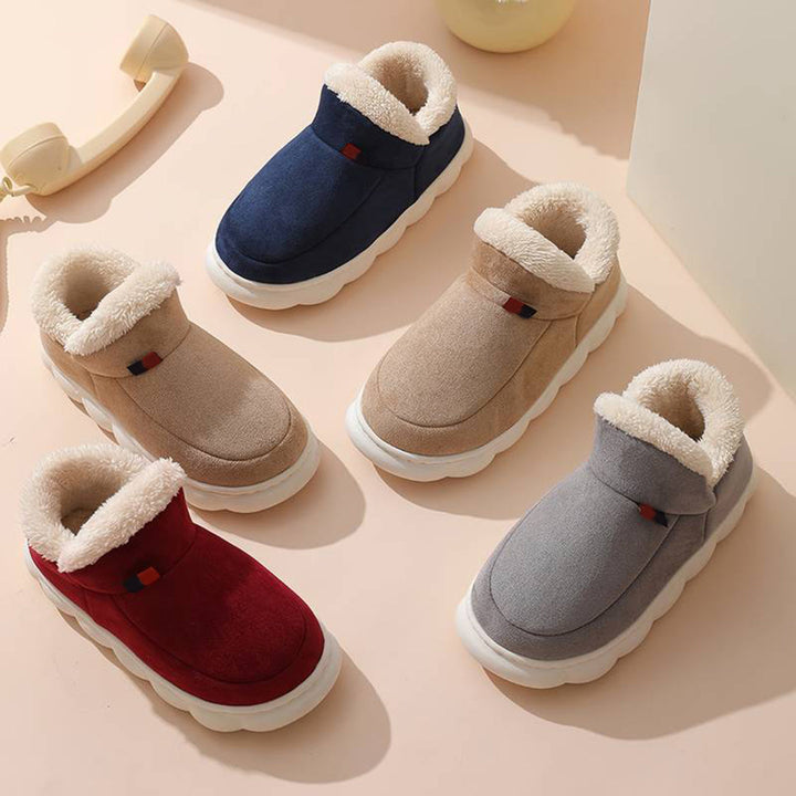 Vijf paar warme winterpantoffels in verschillende kleuren (blauw, beige, grijs, rood) met zachte voering en dikke zolen, perfect voor koude dagen.