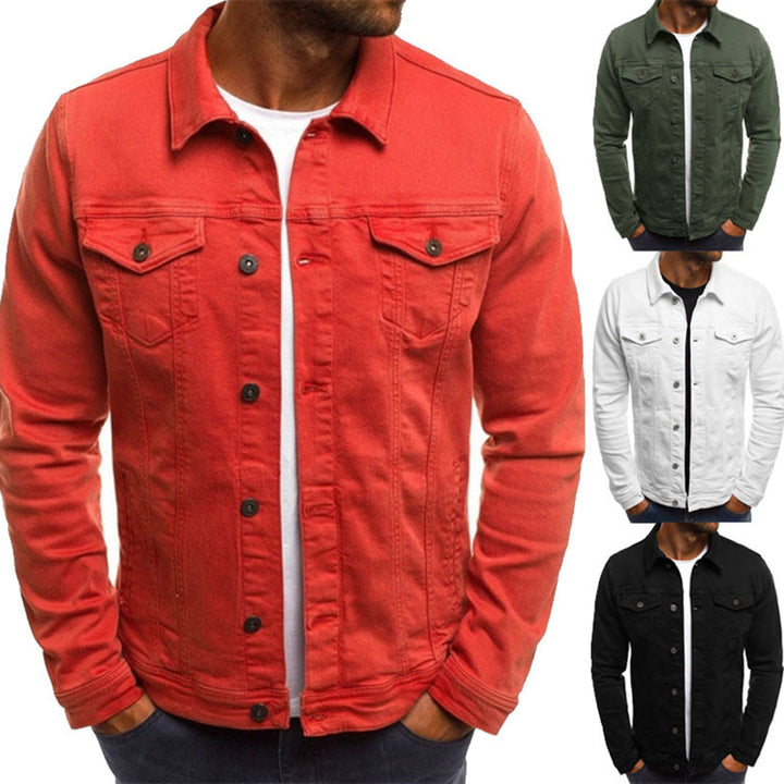 Rode denim herenjas met knopen, borstzakken en lange mouwen. Verkrijgbaar in rood, groen, wit en zwart. Stijlvolle casual herenkleding.