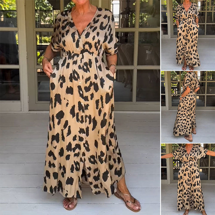 Vrouw in lange, beige maxi-jurk met luipaardprint, korte mouwen en V-hals. Perfect voor zomermode, casual stijl, trendy dierenprint.