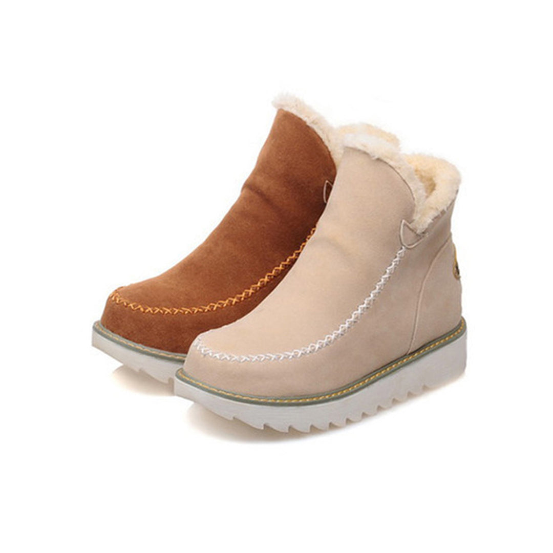 Twee paar winterlaarzen met bontvoering, bruin en beige, op witte achtergrond. Warme dameslaarzen, antislip zool, modieus en comfortabel.