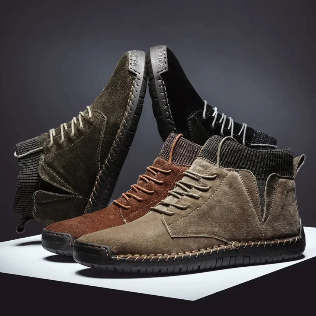 Vier paar suède herensneakers in verschillende kleuren op een witte ondergrond, met rubberen zolen en veters, perfect voor casual en stijlvolle outfits.