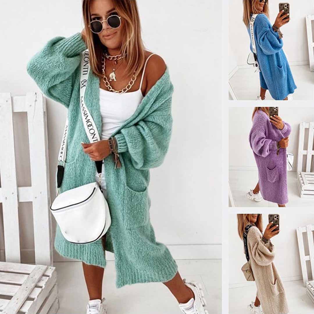 Vrouw in trendy, lange gebreide vesten in mintgroen, blauw, paars en beige. Mode, dameskleding, herfststijl, casual outfit, streetwear.