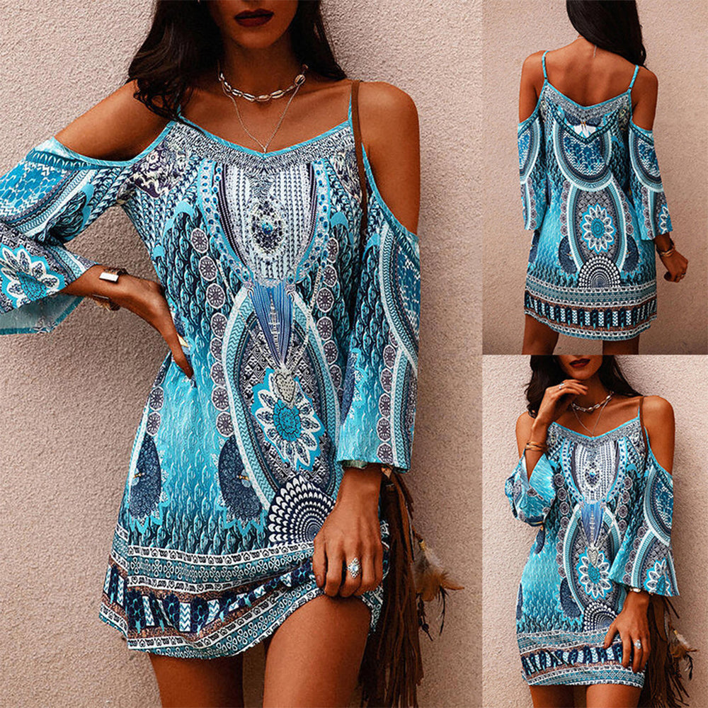 Vrouw in blauwe boho zomerjurk met paisleyprint, open schouders en lange mouwen. Perfect voor casual en strandoutfits. Bohemian mode.
