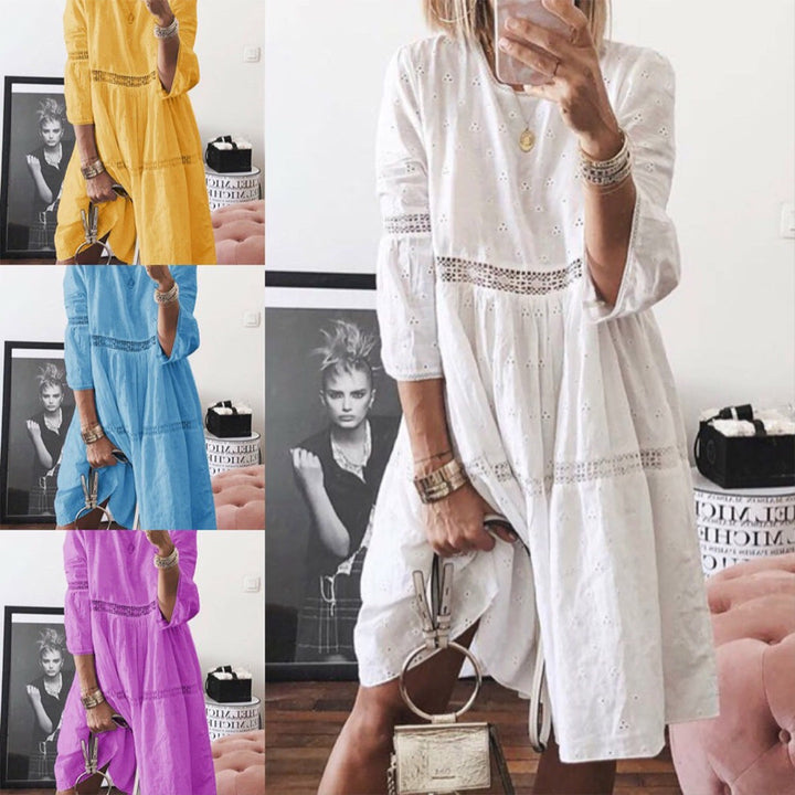 Vrouw in witte kanten jurk met lange mouwen, poserend voor spiegel. Jurk ook in geel, blauw en paars. Trendy damesmode, boho-stijl, zomerjurk.