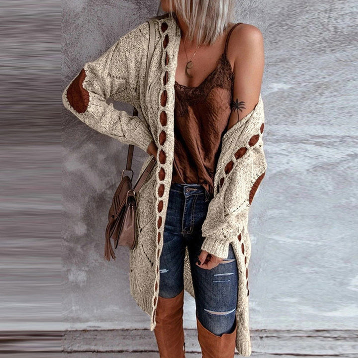Vrouw in modieuze herfstoutfit met beige gebreid vest, bruine top, denim shorts en hoge laarzen. Trendy dameskleding, casual stijl.
