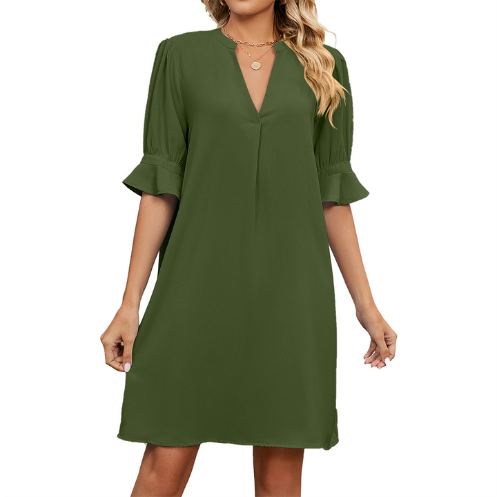 Vrouw in legergroene jurk met V-hals en driekwart mouwen, modieuze dameskleding, casual stijl, geschikt voor lente en zomer.