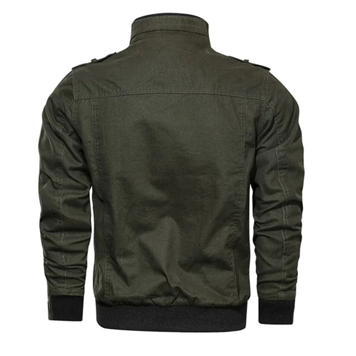 Olijfgroene herenjas, militaire stijl, met opstaande kraag en elastische boorden. Perfect voor casual en outdoor activiteiten.