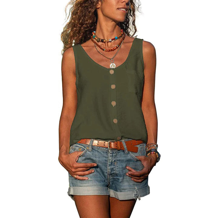 Vrouw in legergroene mouwloze top met knopen, denim shorts, kleurrijke kettingen en armbanden. Zomerse mode, casual dameskleding.