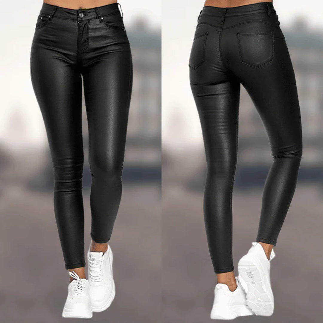 Elegante zwarte damesbroek, skinny fit, hoge taille, met zakken, gemaakt van stretchmateriaal. Perfect voor modieuze en comfortabele outfits.