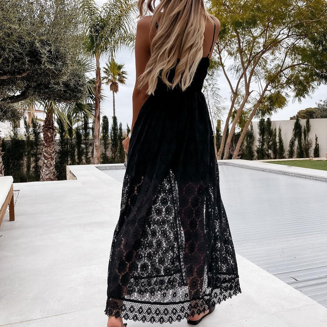Vrouw in elegante zwarte kanten jurk bij zwembad, omgeven door palmbomen. Zomerse mode, luxe vakantiebestemming, stijlvolle avondjurk.