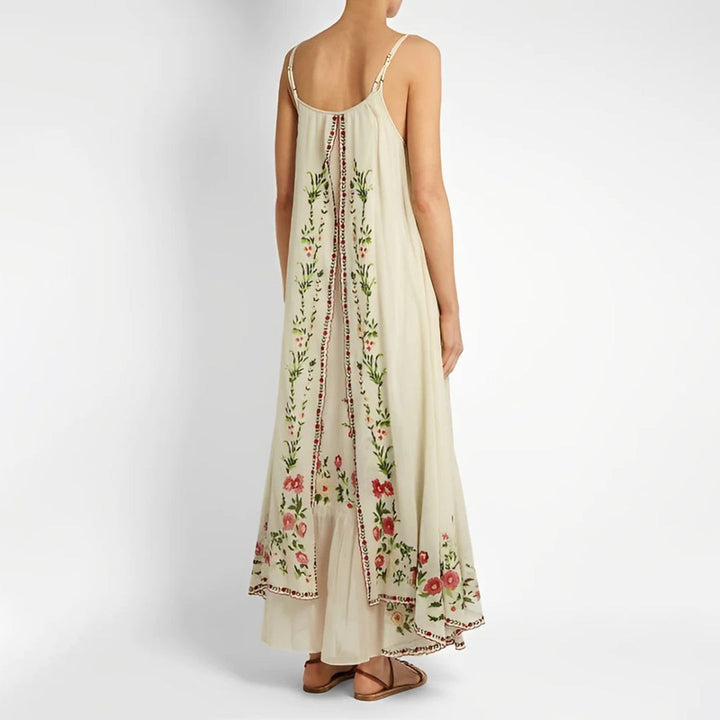 Beige maxi-jurk met bloemenborduursels, mouwloos ontwerp, vloeiende stof, ideaal voor zomerse gelegenheden. Elegante damesmode, bohemian stijl.