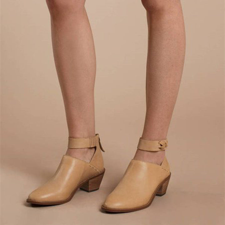 Beige leren enkellaarsjes met blokhak en enkelband, stijlvolle damesmode, perfect voor casual en formele outfits, comfortabele pasvorm.