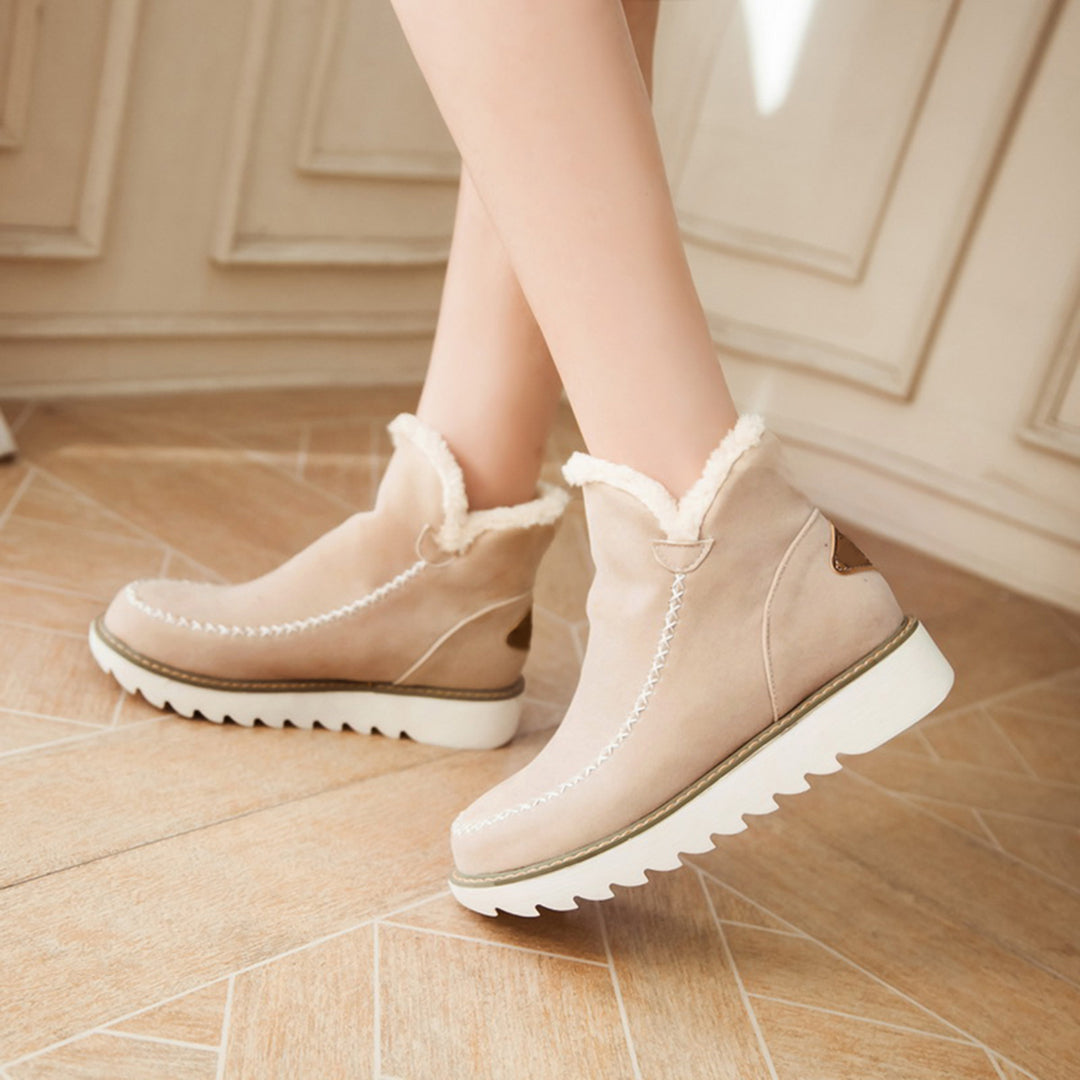 Beige dameslaarzen met witte voering, dikke zool en zigzagprofiel. Modieuze winterlaarzen, comfortabel en stijlvol voor dagelijks gebruik.