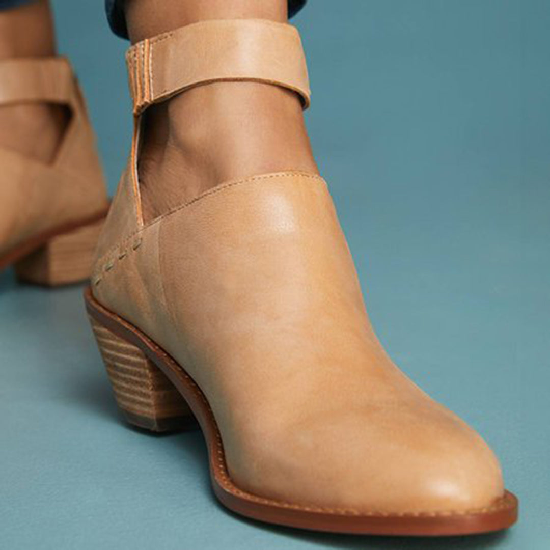 Beige leren dameslaars met blokhak en enkelband, stijlvolle en comfortabele schoenen voor dagelijks gebruik. Perfect voor casual en formele outfits.