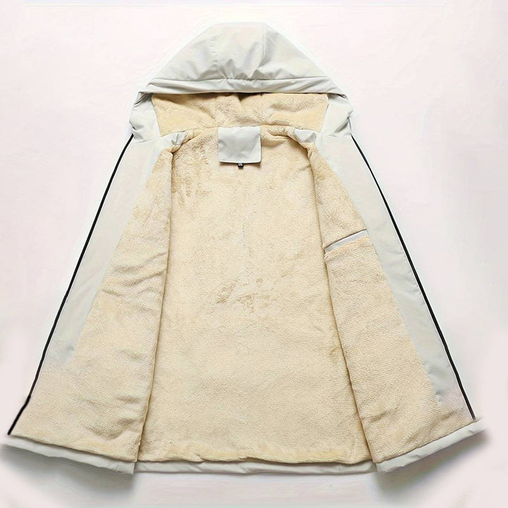 Beige-witte gewatteerde jas met capuchon, opengeklapt om zachte voering te tonen. Winterjas, warme kleding, modieuze damesjas.