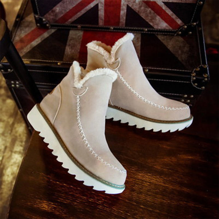 Beige winterlaarzen met witte zool en bontvoering, stijlvolle damesmode, comfortabele schoenen voor koud weer, trendy en warm schoeisel.