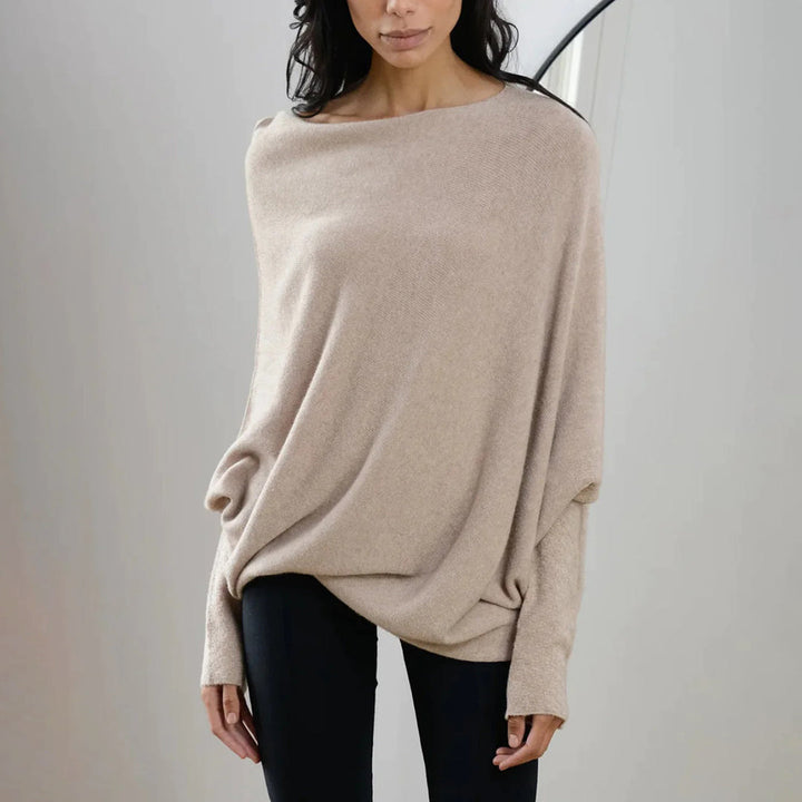Beige oversized trui voor dames, gemaakt van zachte stof. Perfect voor casual outfits. Comfortabele pasvorm, ideaal voor herfst- en wintermode.