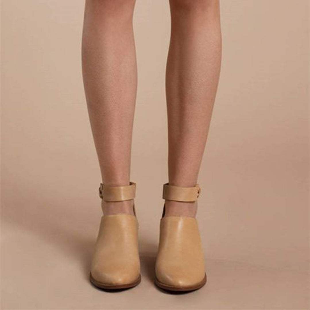 Beige leren damesschoenen met enkelbandjes, minimalistisch design, comfortabele pasvorm, perfect voor casual en formele outfits.