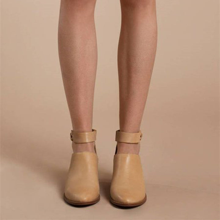 Beige leren damesschoenen met enkelbandjes, minimalistisch design, comfortabele pasvorm, perfect voor casual en formele outfits.