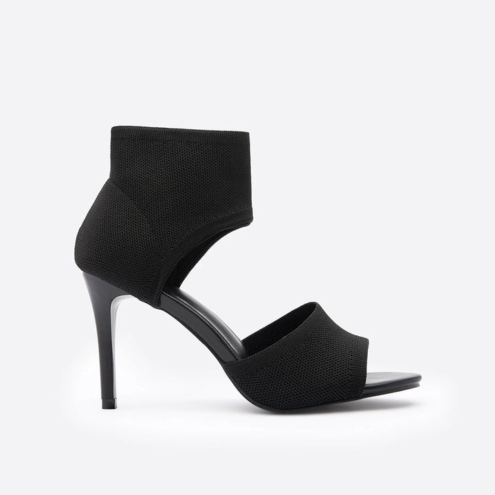 Zwarte dameshakken met open teen en hoge stilettohak, elegant design, perfect voor avondkleding en formele gelegenheden.