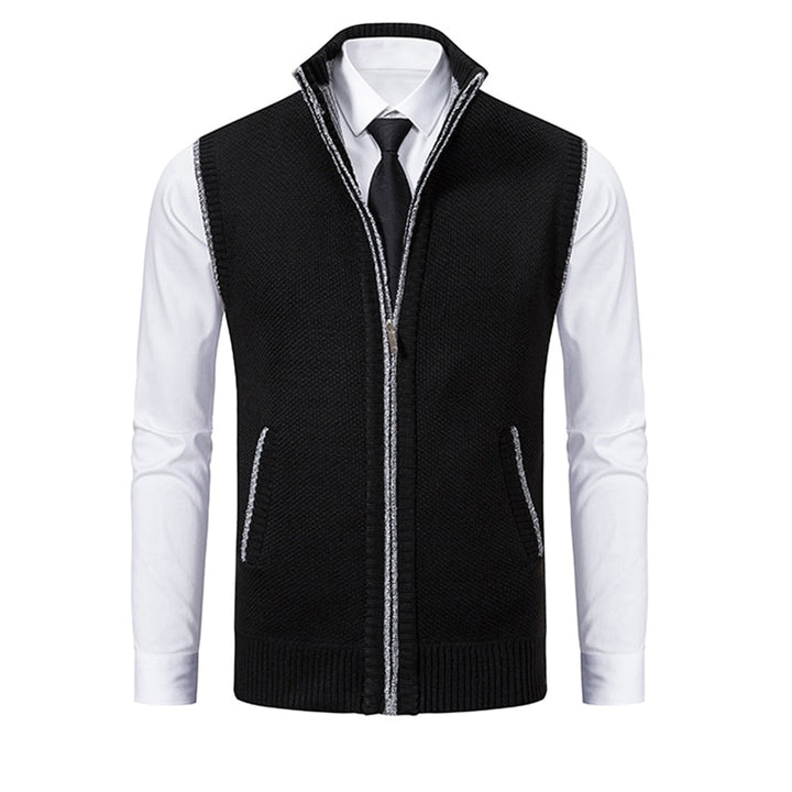 Zwarte herenvest met ritssluiting, gedragen over een witte overhemd en zwarte stropdas. Stijlvolle, formele kleding voor zakelijke gelegenheden.