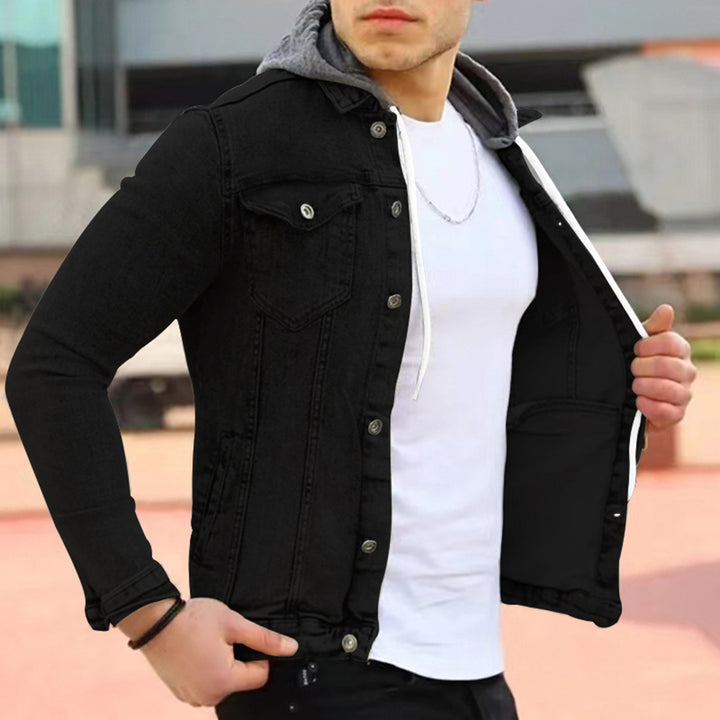 Zwarte denim jas met capuchon, gedragen door man. Modieuze herenjas, casual stijl, perfect voor dagelijks gebruik. Comfortabele pasvorm, trendy design.