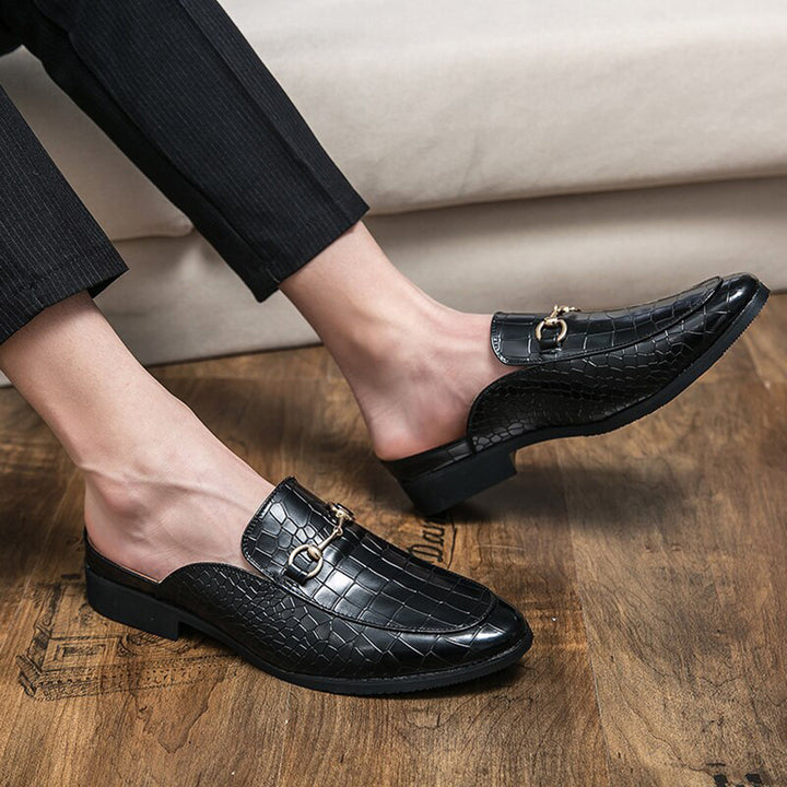 Zwarte leren herenschoenen met krokodillenprint en metalen gesp, stijlvolle instappers voor formele gelegenheden, modieuze herenschoenen.