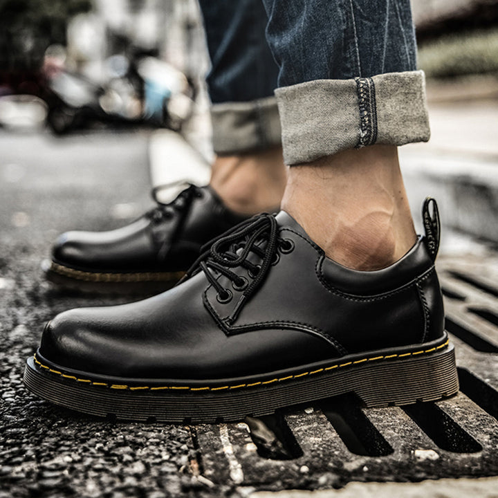 Zwarte leren herenschoenen met veters, casual stijl, gedragen op straat. Comfortabele en duurzame schoenen voor dagelijks gebruik.